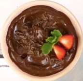 Almond-Schokoladen-Avocado-Pudding, ein reichhaltiges und cremiges Dessert mit gesundem, leckerem Schokoladengeschmack und ayurvedischen Vorteilen.